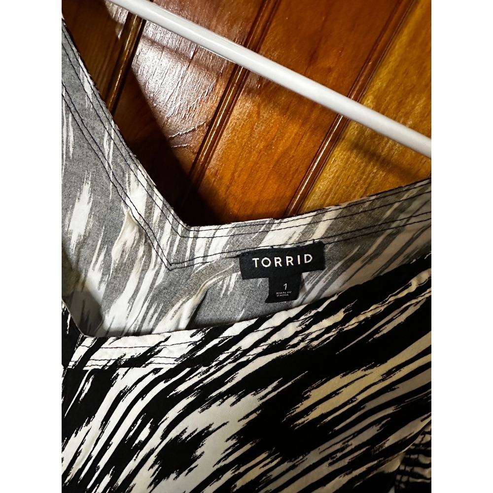 Torrid Black White Ikat Print‎ V Neck Sleeveless Tank Top Plus Size 1x - Picture 3 of 4